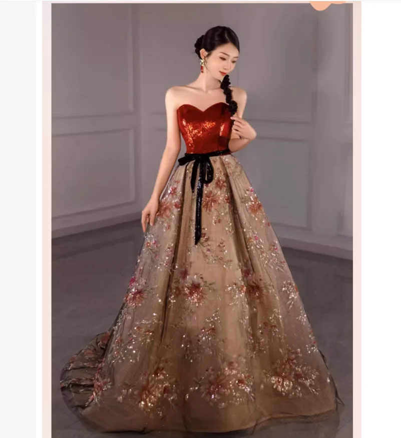 A high-end and atmospheric dress for a female adult banquet host in a strapless evening gown
A high-end and atmospheric dress for a female adult banquet host in a strapless evening gown