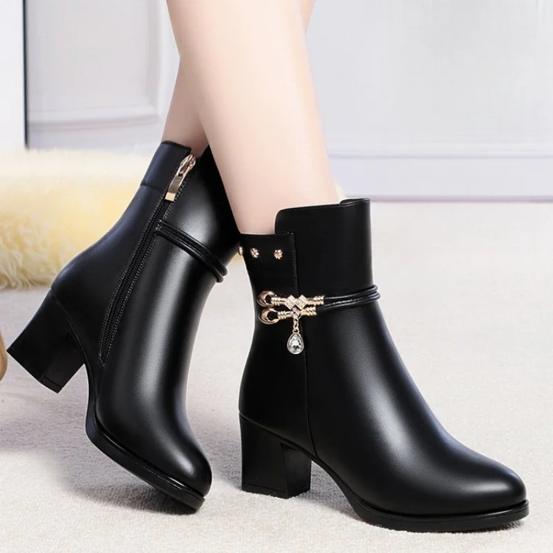 Women's Mid-Calf Boots with Metal Decor, Chunky Heel Winter Boots, Plush Lined Warm Fashion Ankle Boots
Women's Mid-Calf Boots with Metal Decor, Chunky Heel Winter Boots, Plush Lined Warm Fashion Ankle Boots