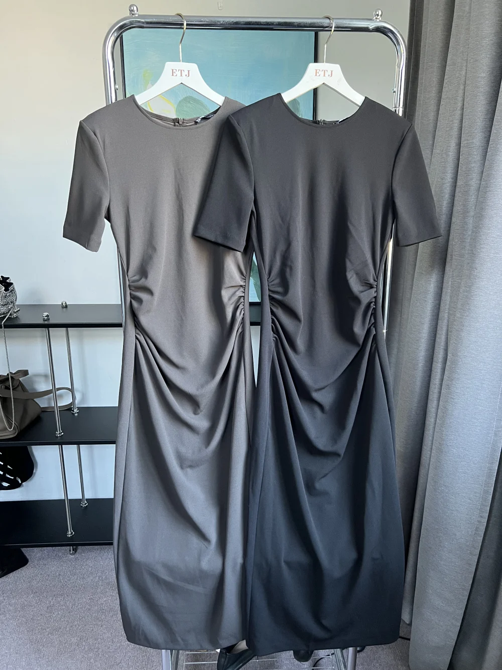 ETJ23 autumn new product with shoulder pad pleated decorative dress elastic slim designer round neck short-sleeved skirt7901/624
ETJ23 autumn new product with shoulder pad pleated decorative dress elastic slim designer round neck short-sleeved skirt7901/624
