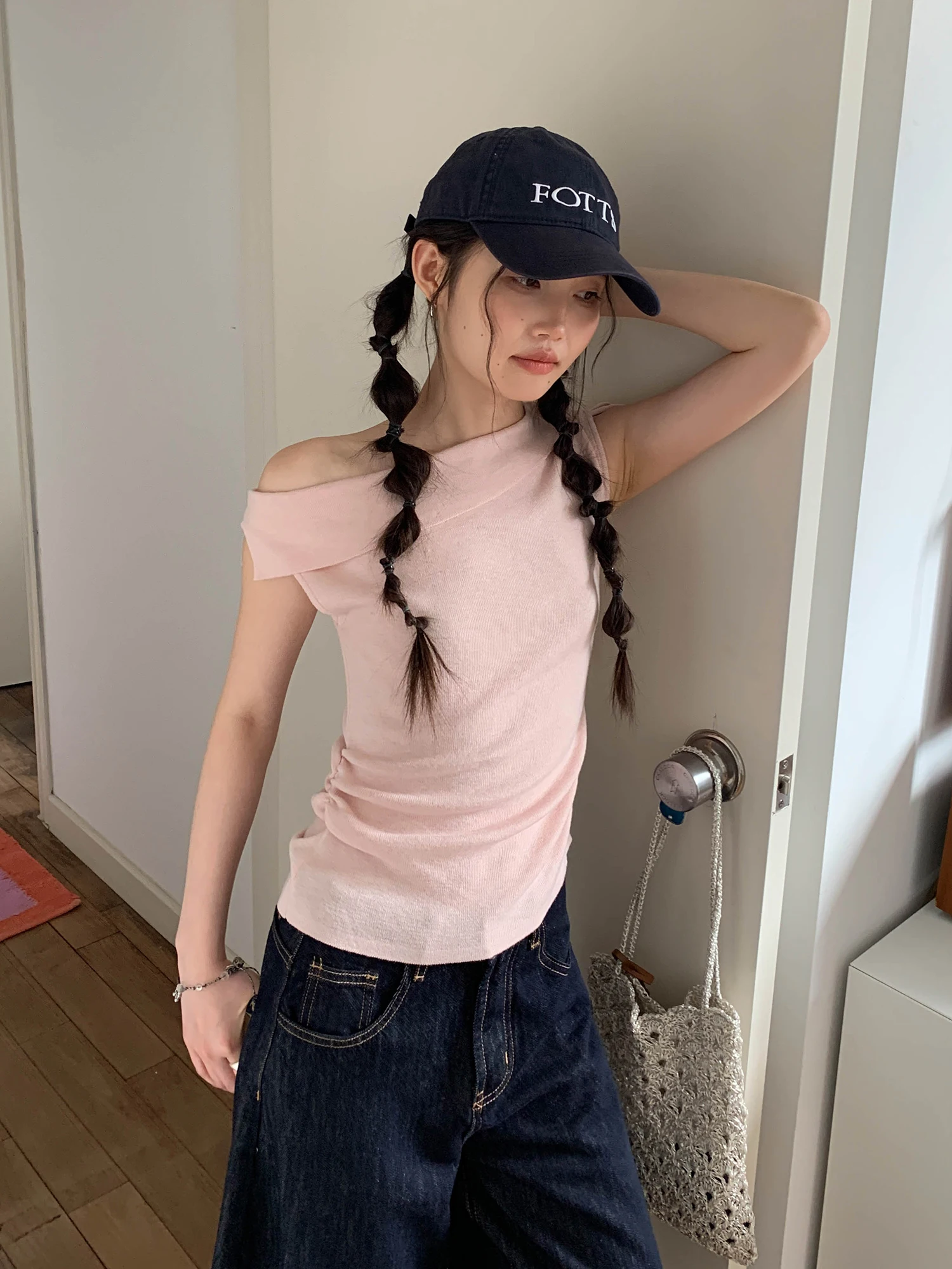 Summer 2026 Women's Pink Knitted Short Sleeve Shoulder Bared Fashionable Trendy Top Gentle Style Slim Fit Neckline Design
Summer 2026 Women's Pink Knitted Short Sleeve Shoulder Bared Fashionable Trendy Top Gentle Style Slim Fit Neckline Design