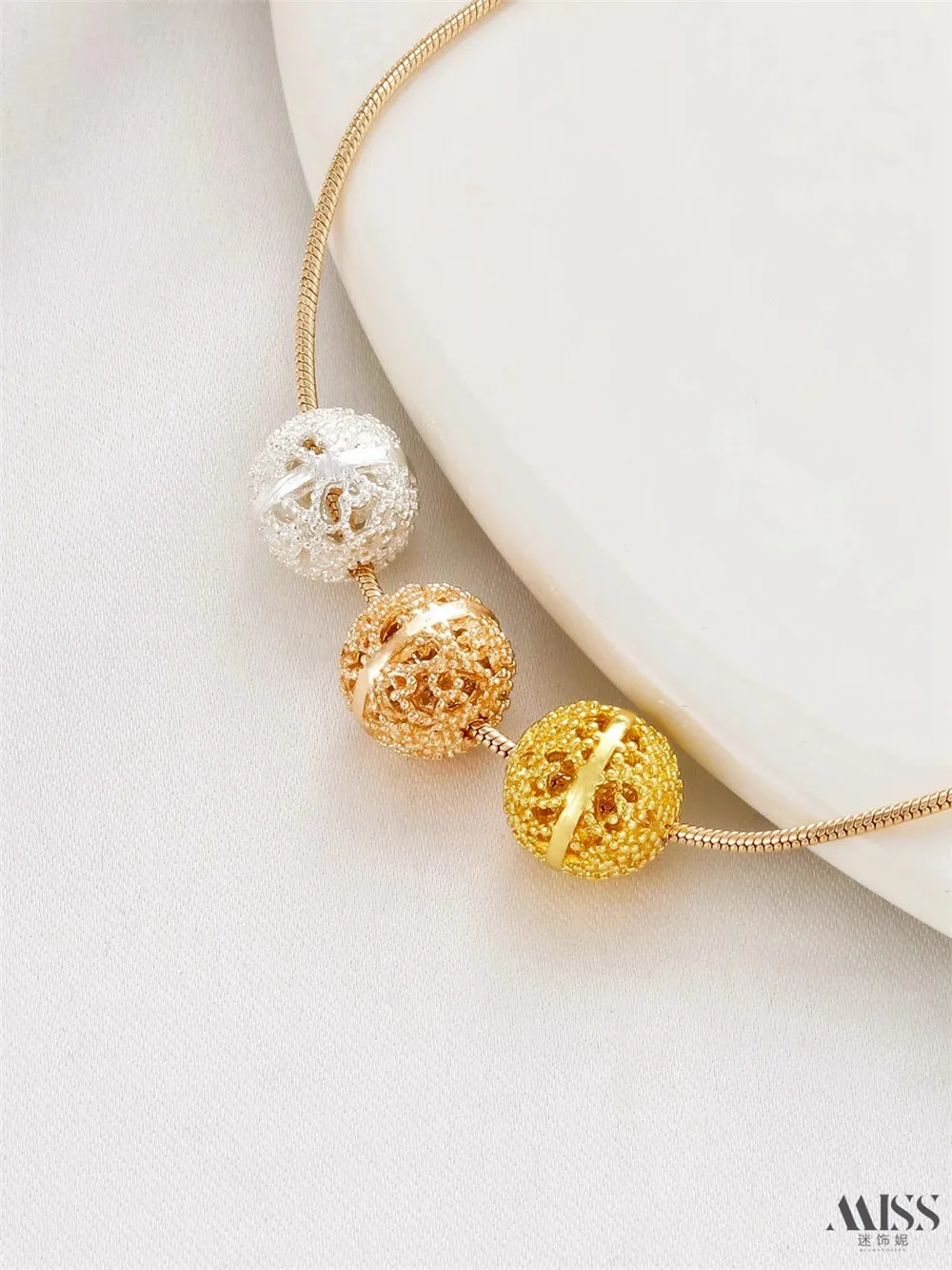 14K Gold Bag Color 18K Silver 10mm Hollow Flower Beads Round Spacer Beads DIY Hydrangea Bracelet Necklace Beaded Accessories
14K Gold Bag Color 18K Silver 10mm Hollow Flower Beads Round Spacer Beads DIY Hydrangea Bracelet Necklace Beaded Accessories