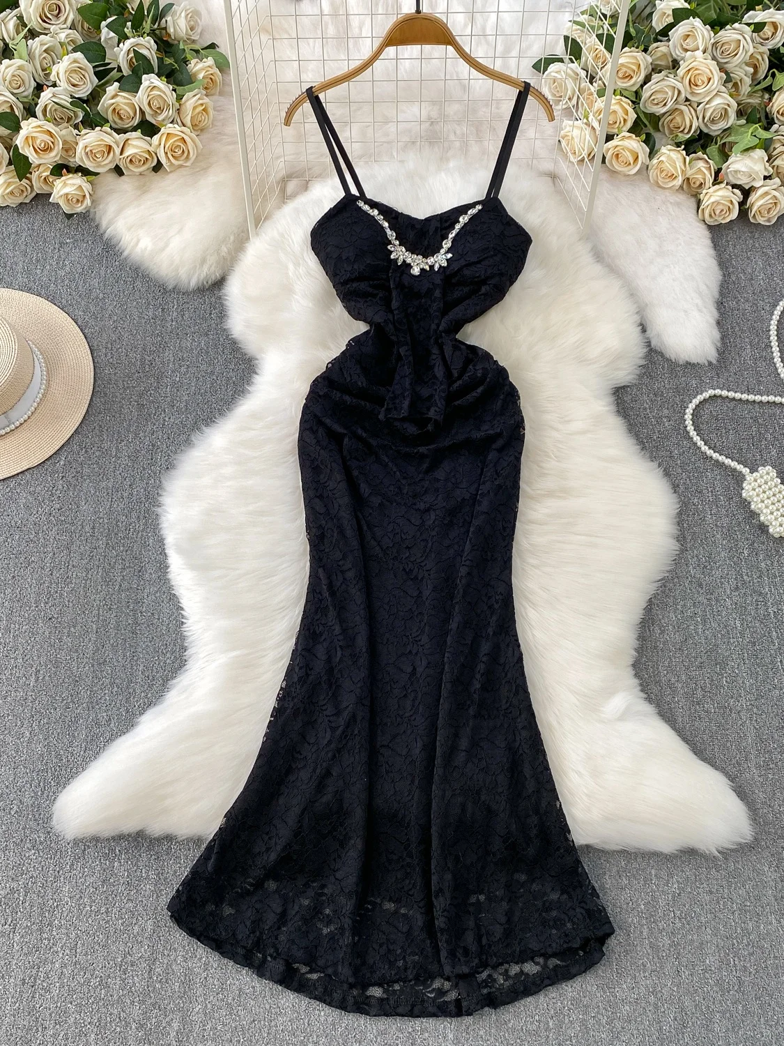 Ele Diamond Embedded V-Ne Strapl Dr Sexy Lace Design High Waist Fi Tail Gown for Women Autumn Winter Faion
Ele Diamond Embedded V-Ne Strapl Dr Sexy Lace Design High Waist Fi Tail Gown for Women Autumn Winter Faion