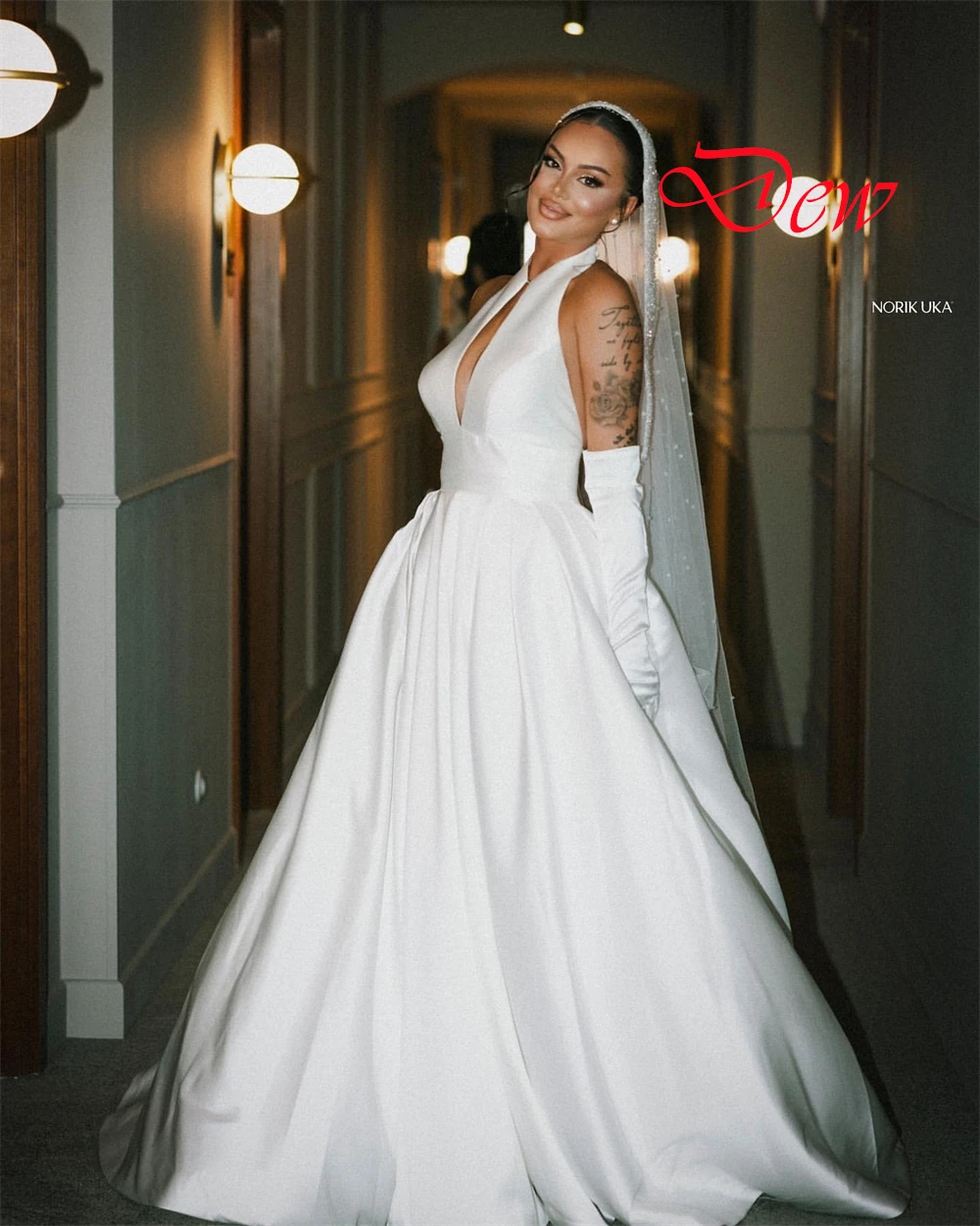 Customized High Quality White Satin Wedding Dress Exquisite Halter Sleeveless Bridal Gowns Chapel Train Backless Bridal Party
Customized High Quality White Satin Wedding Dress Exquisite Halter Sleeveless Bridal Gowns Chapel Train Backless Bridal Party