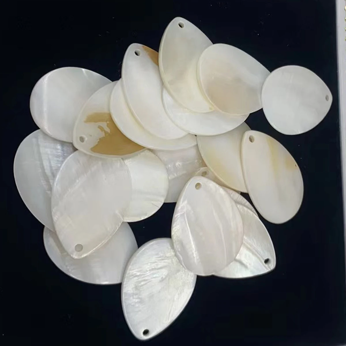 Factory Wholesale 10pcs 25x35mm Teardrop-Shaped Shell Pendant Natural Charms for Jewelry Make DIY Necklaces Earrings Accessories
Factory Wholesale 10pcs 25x35mm Teardrop-Shaped Shell Pendant Natural Charms for Jewelry Make DIY Necklaces Earrings Accessories
