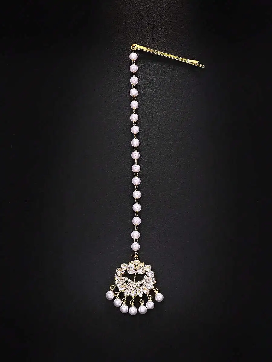 Traditional Pearl Maang Tikka With Rhinestone Hair Chain Bridal Headpiece For Stage Performance
Traditional Pearl Maang Tikka With Rhinestone Hair Chain Bridal Headpiece For Stage Performance