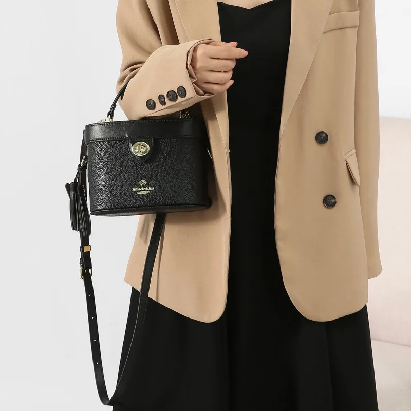 Fashion Luxury Niche Designer Women's Box Bag, Versatile and Simple Bucket Bag, Casual Shoulder Bag
Fashion Luxury Niche Designer Women's Box Bag, Versatile and Simple Bucket Bag, Casual Shoulder Bag