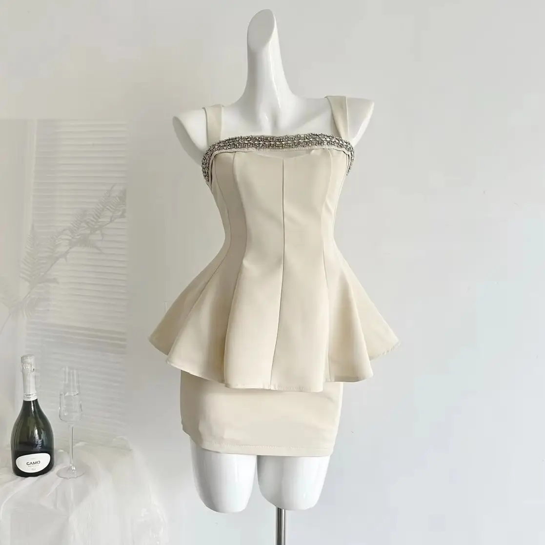 Office Ladies Two-piece Skirt Suits Elegant Workwear Apricot Black Suits with no Sleeve Square Slim-waist Top & Zip Mini Skirt
Office Ladies Two-piece Skirt Suits Elegant Workwear Apricot Black Suits with no Sleeve Square Slim-waist Top & Zip Mini Skirt