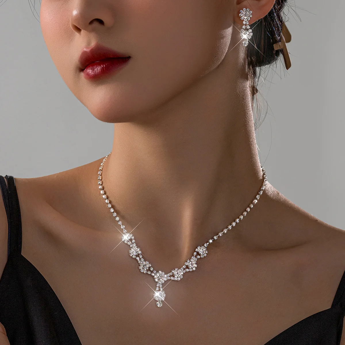 Personalized exquisite water crystal claw chain necklace set two-piece necklace bridal women dinner party water drop neck chain
Personalized exquisite water crystal claw chain necklace set two-piece necklace bridal women dinner party water drop neck chain