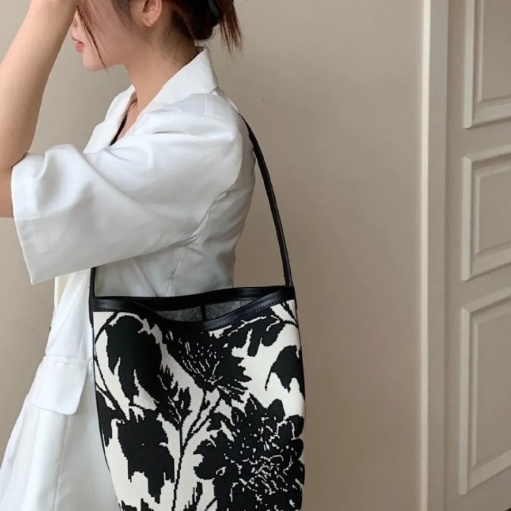 2026 Black and White Flower Knitted Bucket for Women, Retro National Style Underarm Shoulder with Unique and Fashionable Texture
2026 Black and White Flower Knitted Bucket for Women, Retro National Style Underarm Shoulder with Unique and Fashionable Texture