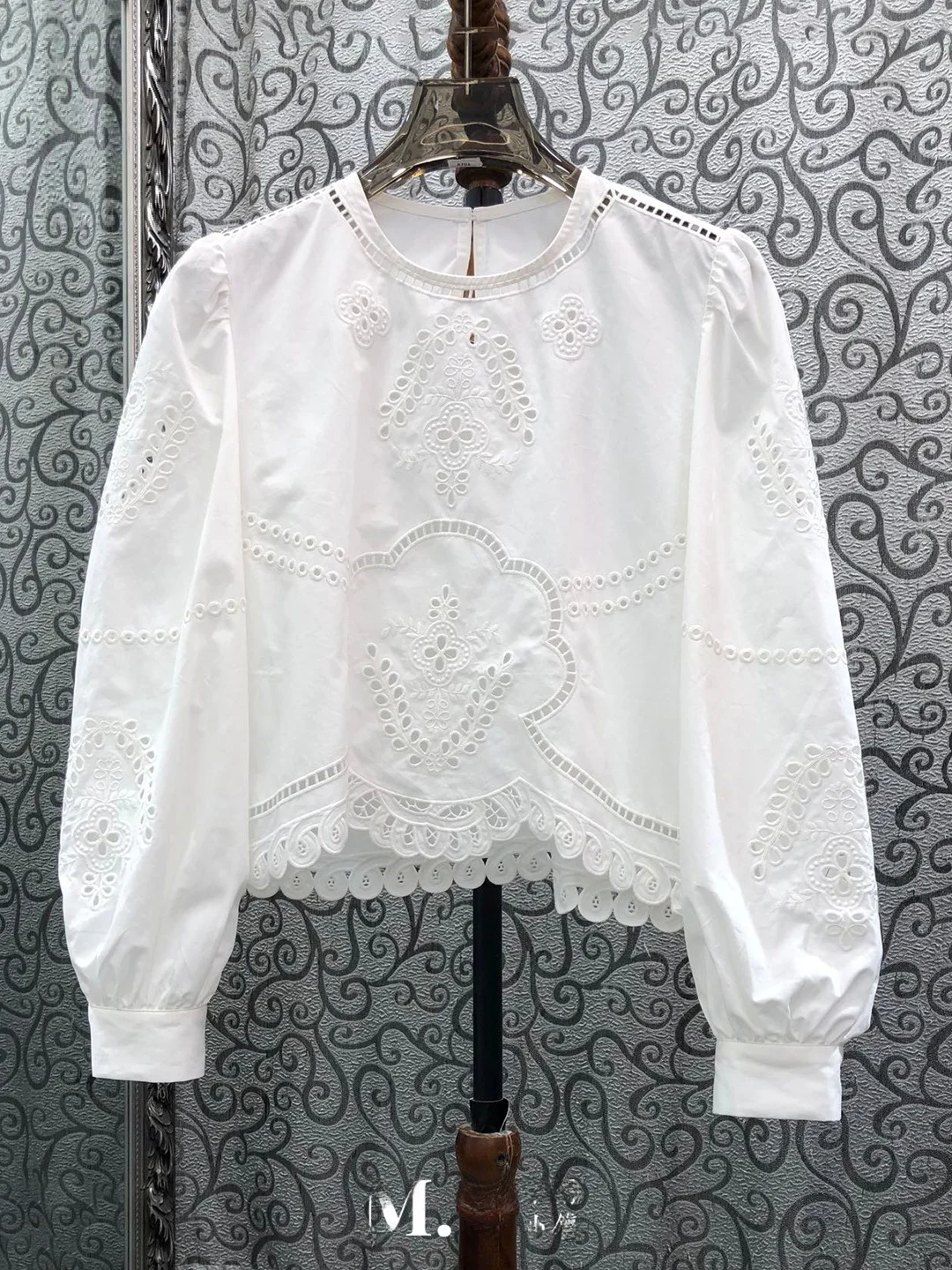 Milan Small Town High Version European Style Court Short Sleeveless Embroidered Floral Hole Long Sleeve Top D20 Women's Shirt
Milan Small Town High Version European Style Court Short Sleeveless Embroidered Floral Hole Long Sleeve Top D20 Women's Shirt