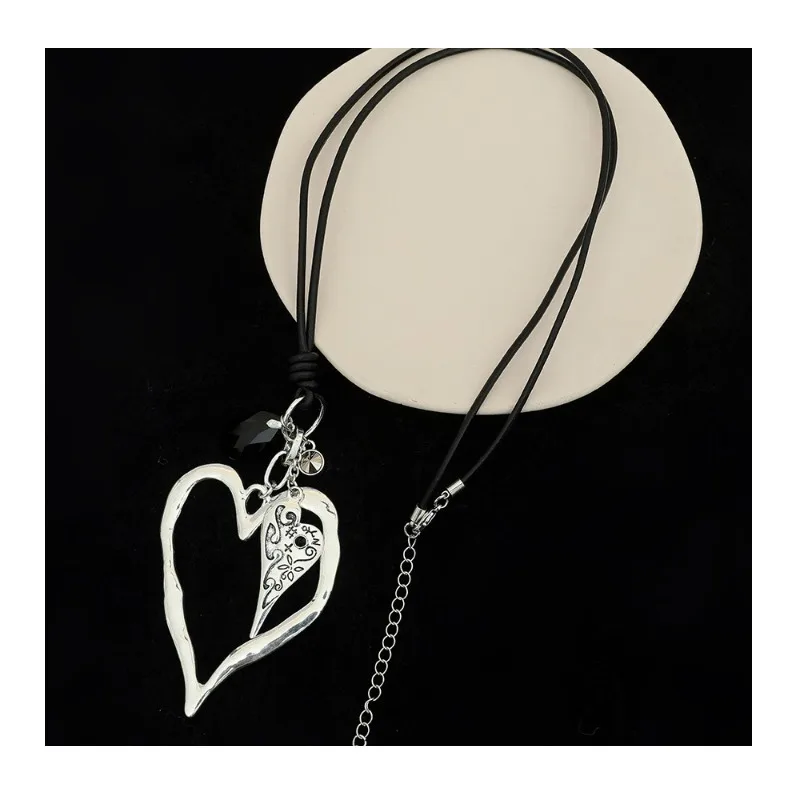 New Retro Literary Women's Long Sweater Chain Irregular Love Pendant Simple and Versatile Metal Necklace
New Retro Literary Women's Long Sweater Chain Irregular Love Pendant Simple and Versatile Metal Necklace
