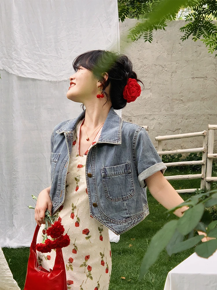 Летняя джинсовая куртка Yuan ng для женщин: дизайнерская, асимметричная, повседневная, из хлопка, с воротником, на пуговицах
Летняя джинсовая куртка Yuan ng для женщин: дизайнерская, асимметричная, повседневная, из хлопка, с воротником, на пуговицах