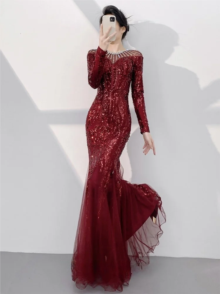 A new sequined fishtail wine red toasting dress for the host of sensory event
A new sequined fishtail wine red toasting dress for the host of sensory event