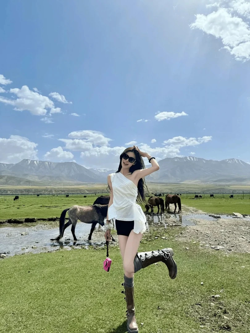 Summer New Vintage Elegant Lady High-End Feel Asymmetrical Shoulder Top Black Shorts Two-Piece Set Women Fashionable Ensemble
Summer New Vintage Elegant Lady High-End Feel Asymmetrical Shoulder Top Black Shorts Two-Piece Set Women Fashionable Ensemble