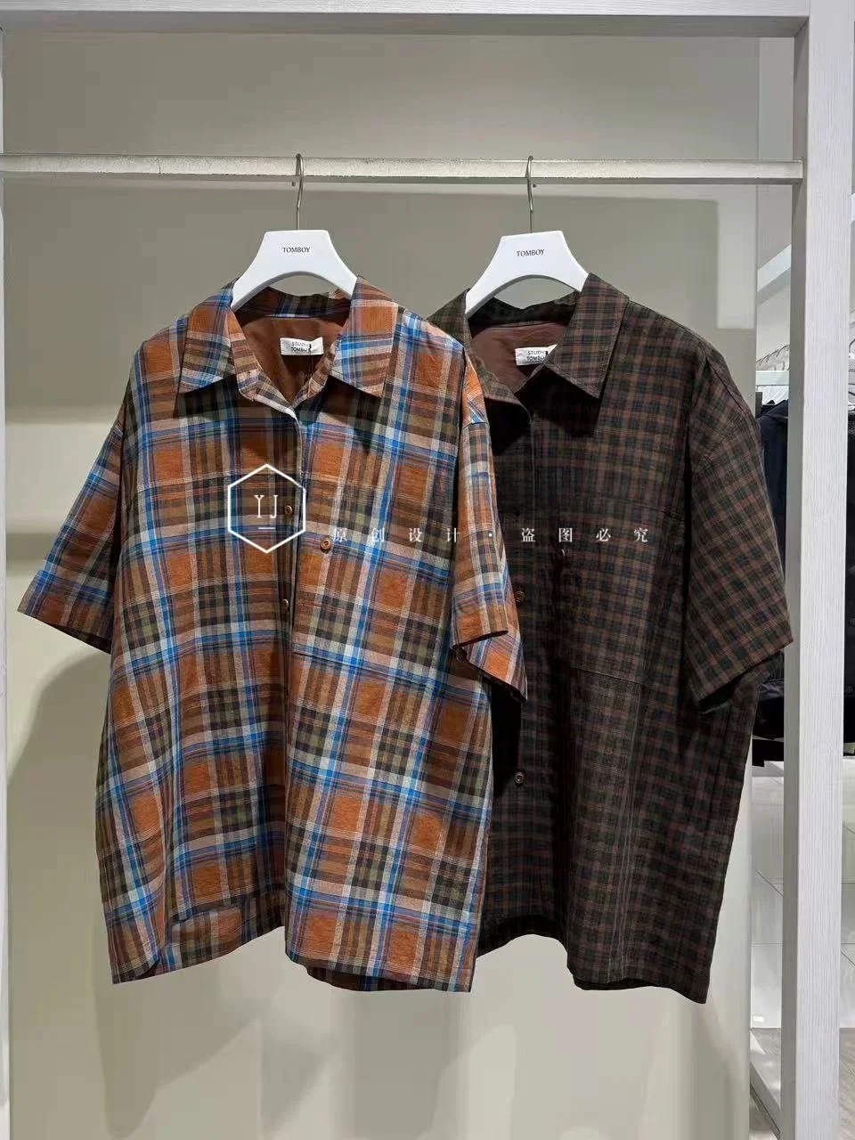 Slimming Plaid Loose Fit Fashionable Shirt for Women Summer 2026 Short Sleeve Collar Regular Length Commute Style
Slimming Plaid Loose Fit Fashionable Shirt for Women Summer 2026 Short Sleeve Collar Regular Length Commute Style
