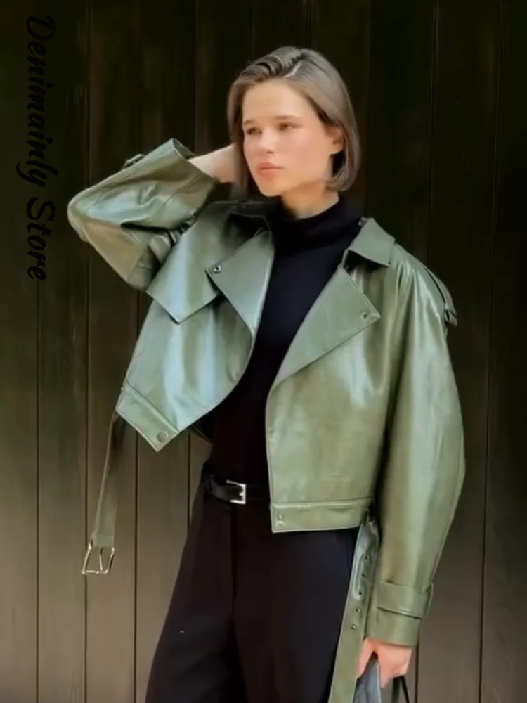 Fashion Dark Green Short Locomotive Leather Jacket Women Lapel Long Sleeve Metal Buckle Street Coat 2025 Autumn Lady Streetwear
Fashion Dark Green Short Locomotive Leather Jacket Women Lapel Long Sleeve Metal Buckle Street Coat 2025 Autumn Lady Streetwear