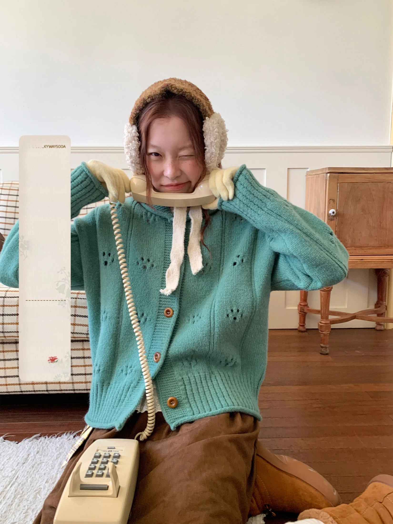 Женский вязаный кардиган Galaxy Soda с вырезами, осенний, в корейском стиле, нежный, свободный крой, верхняя одежда, однотонный
Женский вязаный кардиган Galaxy Soda с вырезами, осенний, в корейском стиле, нежный, свободный крой, верхняя одежда, однотонный