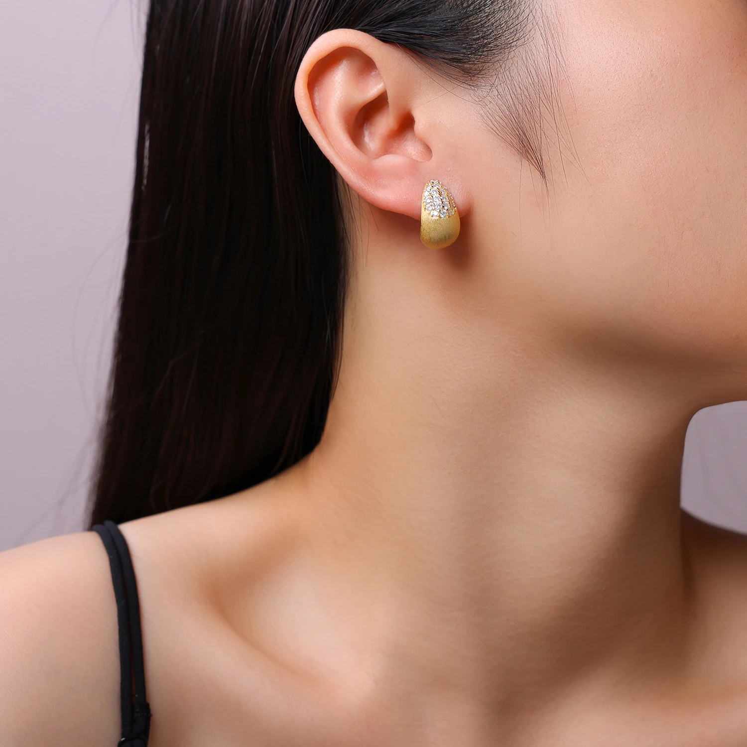 JIUZUAN 2pcs Waterdrop Moissanite Earrings S925 Silver 18K Gold Plated Women Italian Brushed Craft Elegant Daily Hoop Earrings
JIUZUAN 2pcs Waterdrop Moissanite Earrings S925 Silver 18K Gold Plated Women Italian Brushed Craft Elegant Daily Hoop Earrings