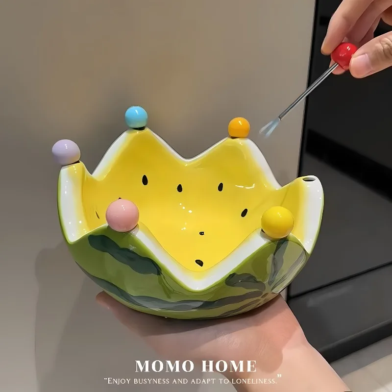 Креативная керамическая тарелка для фруктов InsWatermelon с набором вилок, большая емкость, для гостиной, кофейного столика, милая маленькая декоративная ваза для фруктов
Креативная керамическая тарелка для фруктов InsWatermelon с набором вилок, большая емкость, для гостиной, кофейного столика, милая маленькая декоративная ваза для фруктов