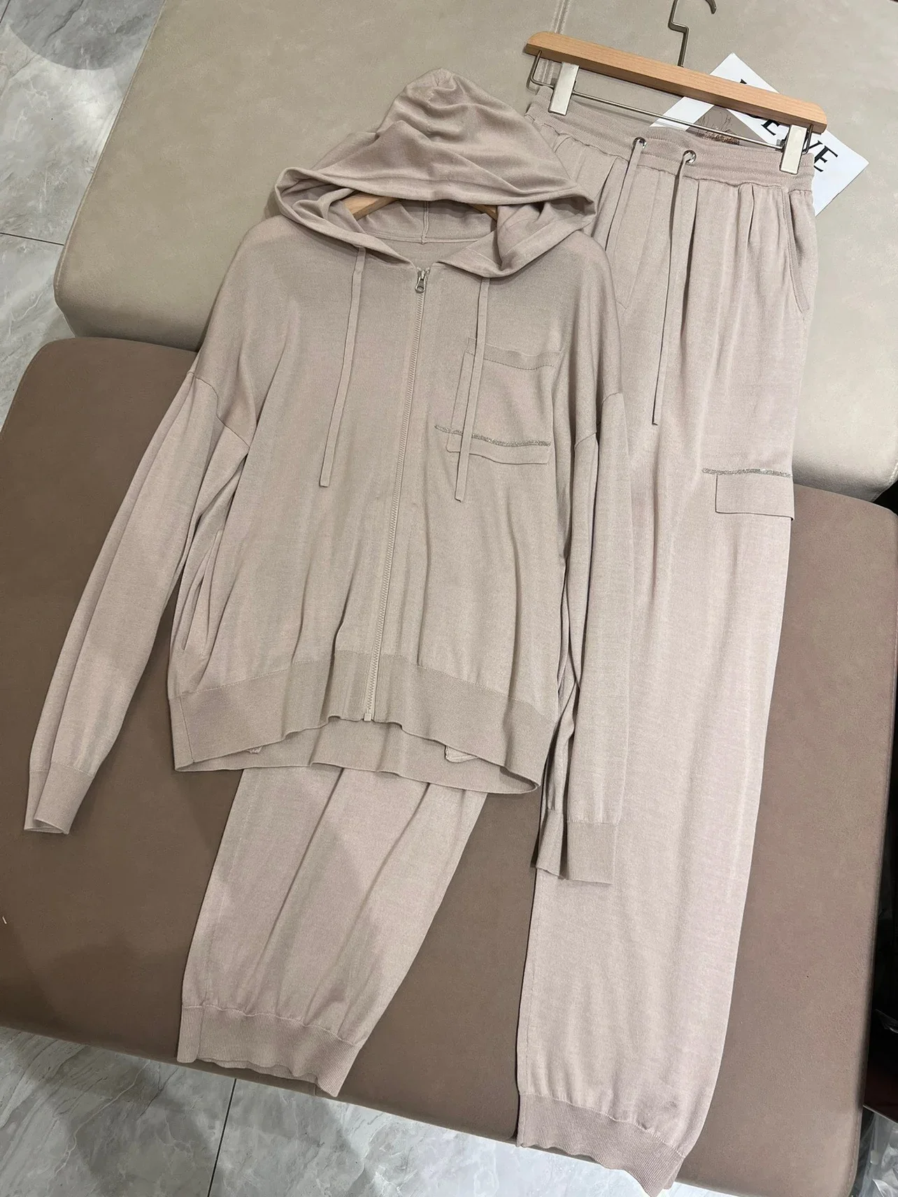 Women Fashion 2-Piece Set Beaded Chain Long Sleeve Zipper Hooded Cardigan + Elastic Waist Wide Leg Pants Casual Female Suits
Women Fashion 2-Piece Set Beaded Chain Long Sleeve Zipper Hooded Cardigan + Elastic Waist Wide Leg Pants Casual Female Suits
