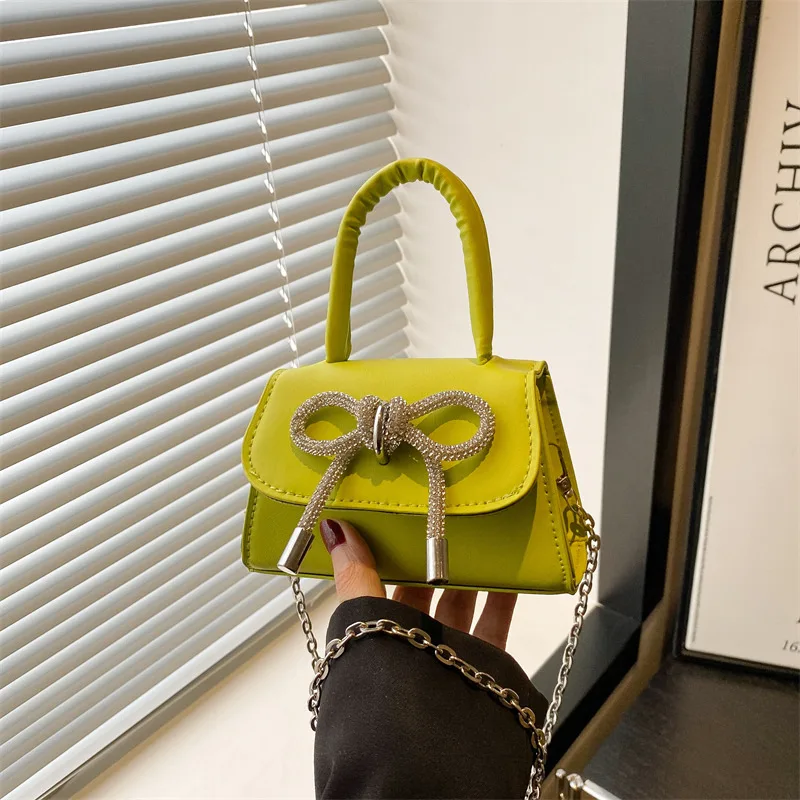 1pcs PU Leather Glitter Small Square Handbag with Detachable Chain Strap & Bow Design Women's Fashion Sparkling Shoulder Bag
1pcs PU Leather Glitter Small Square Handbag with Detachable Chain Strap & Bow Design Women's Fashion Sparkling Shoulder Bag