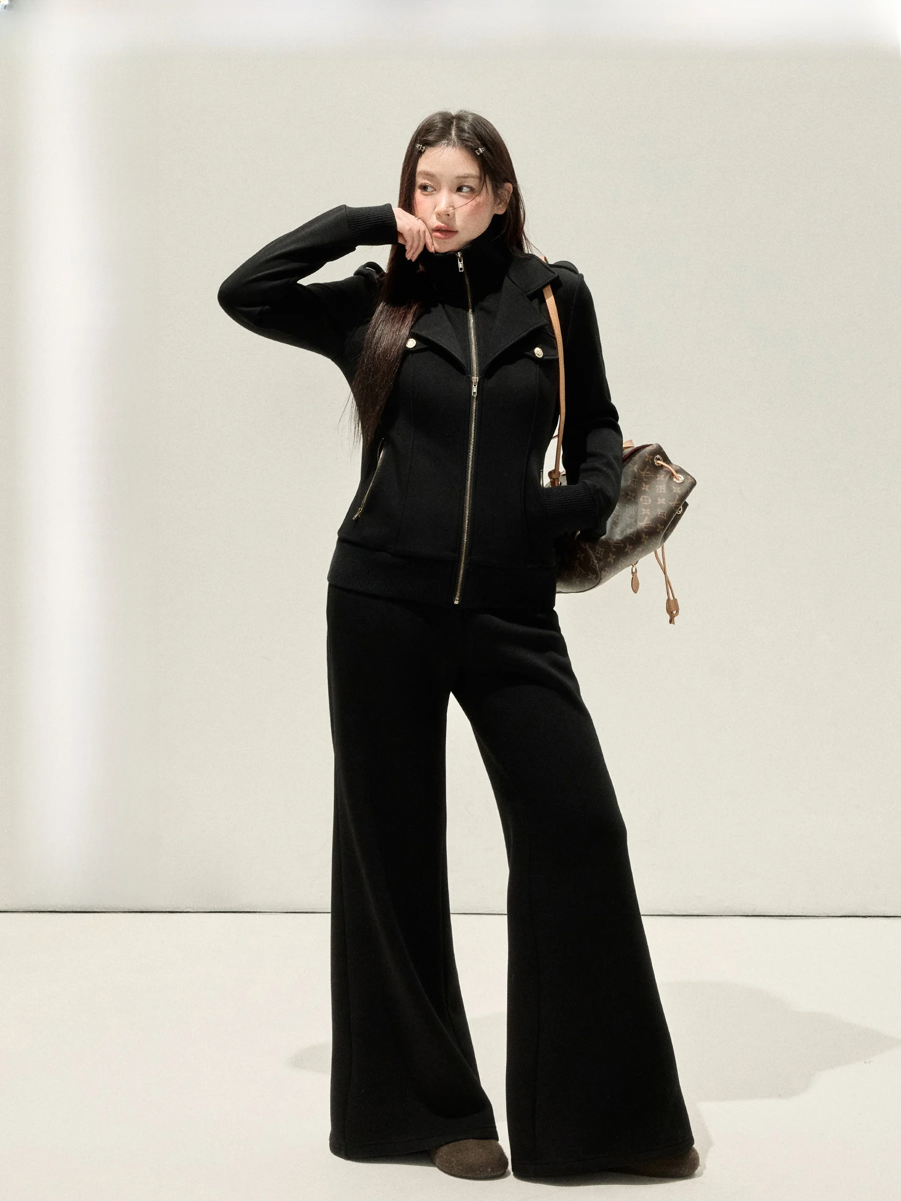 Комплект Jiu Workop "Epee Girl" больших размеров: приталенная куртка и повседневные брюки, имитация двухслойной верхней одежды с воротником-стойкой для полных девушек
Комплект Jiu Workop "Epee Girl" больших размеров: приталенная куртка и повседневные брюки, имитация двухслойной верхней одежды с воротником-стойкой для полных девушек