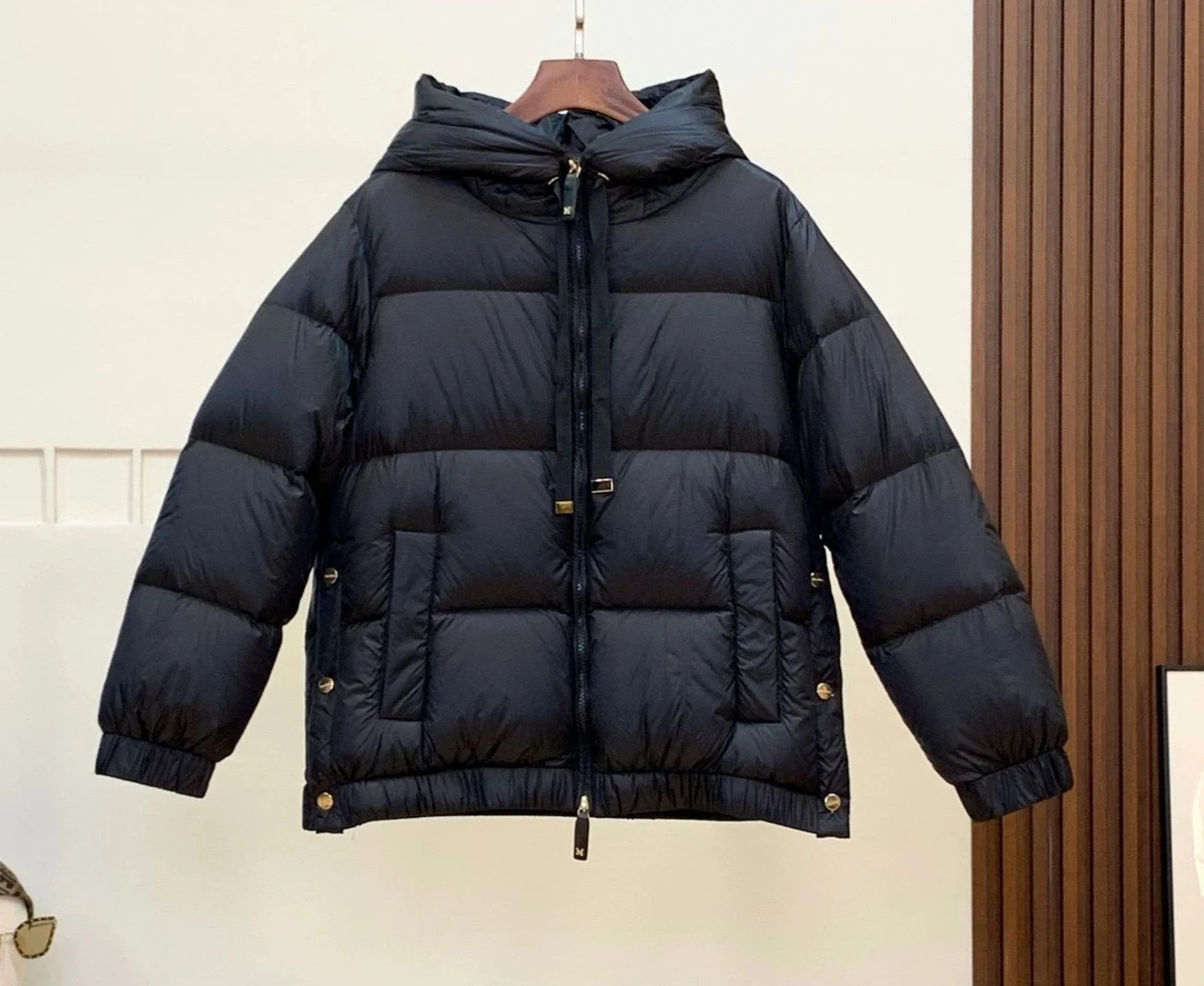 2026 European Winter New Women's Down Jacket Windproof Hoodie 90% White Goose Down Short Down Jacket
2026 European Winter New Women's Down Jacket Windproof Hoodie 90% White Goose Down Short Down Jacket