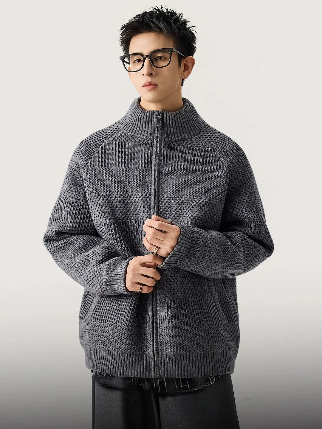 Утепленный вязаный свитер большого размера с вышивкой, мужской зимний повседневный свитер с воротником-стойкой, молодежный повседневный трикотаж
Утепленный вязаный свитер большого размера с вышивкой, мужской зимний повседневный свитер с воротником-стойкой, молодежный повседневный трикотаж