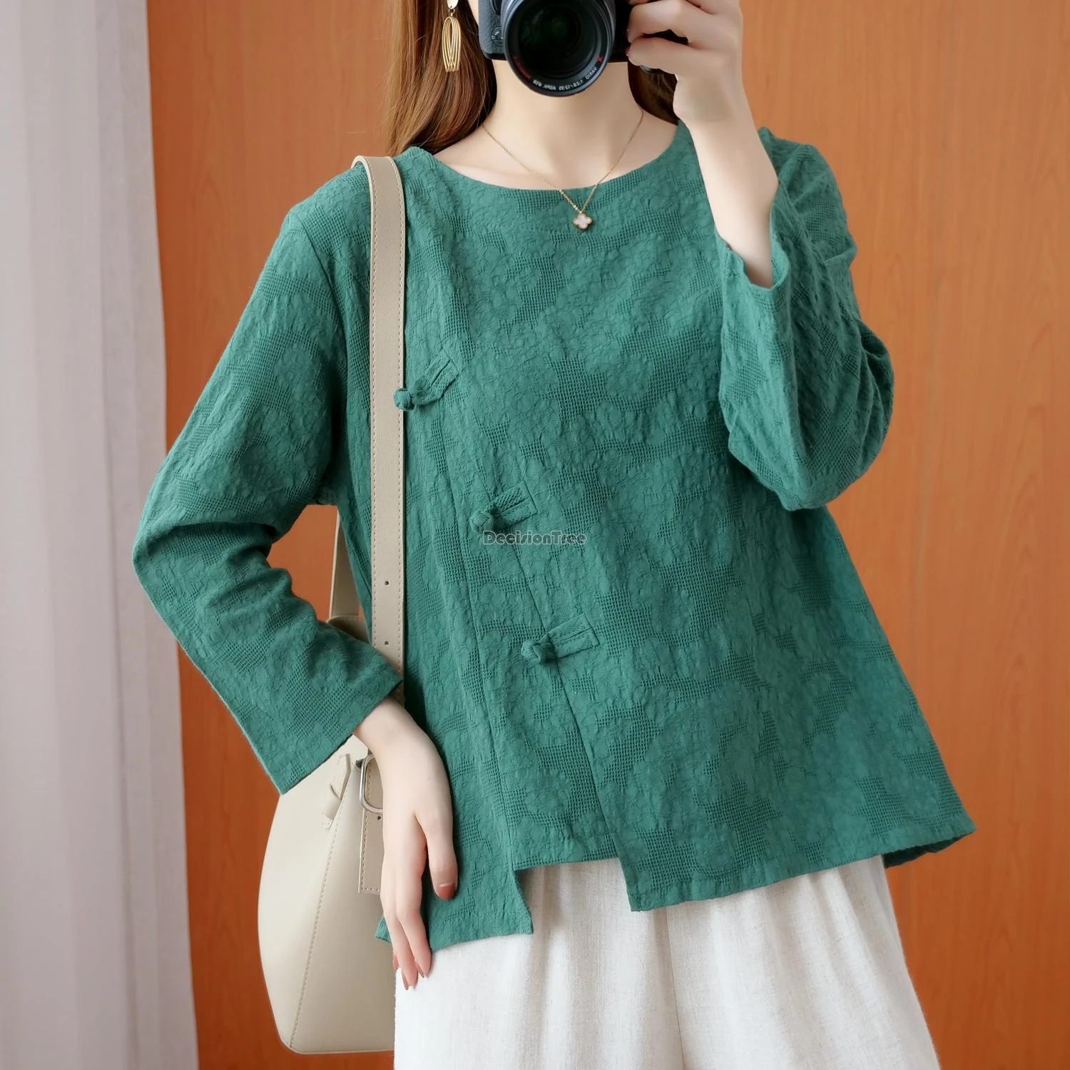 2024 chinese style fashionable simple irregular top new comfortable loose cotton linen top retro casual daily versatile blouse
2024 chinese style fashionable simple irregular top new comfortable loose cotton linen top retro casual daily versatile blouse
