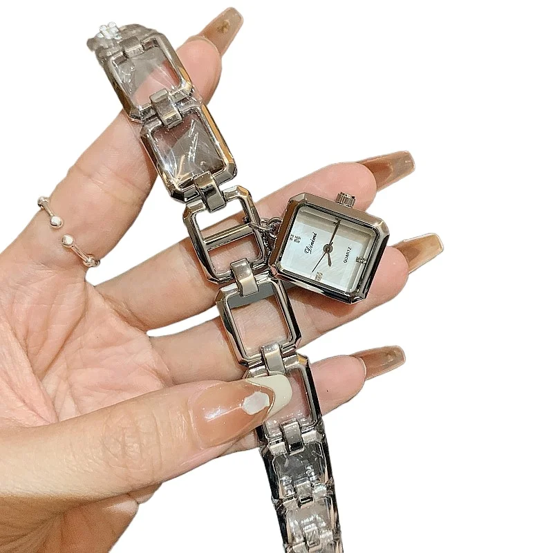 Корейская версия женских часов, модный квадратный полый браслет, женские часы с темпераментом
Корейская версия женских часов, модный квадратный полый браслет, женские часы с темпераментом