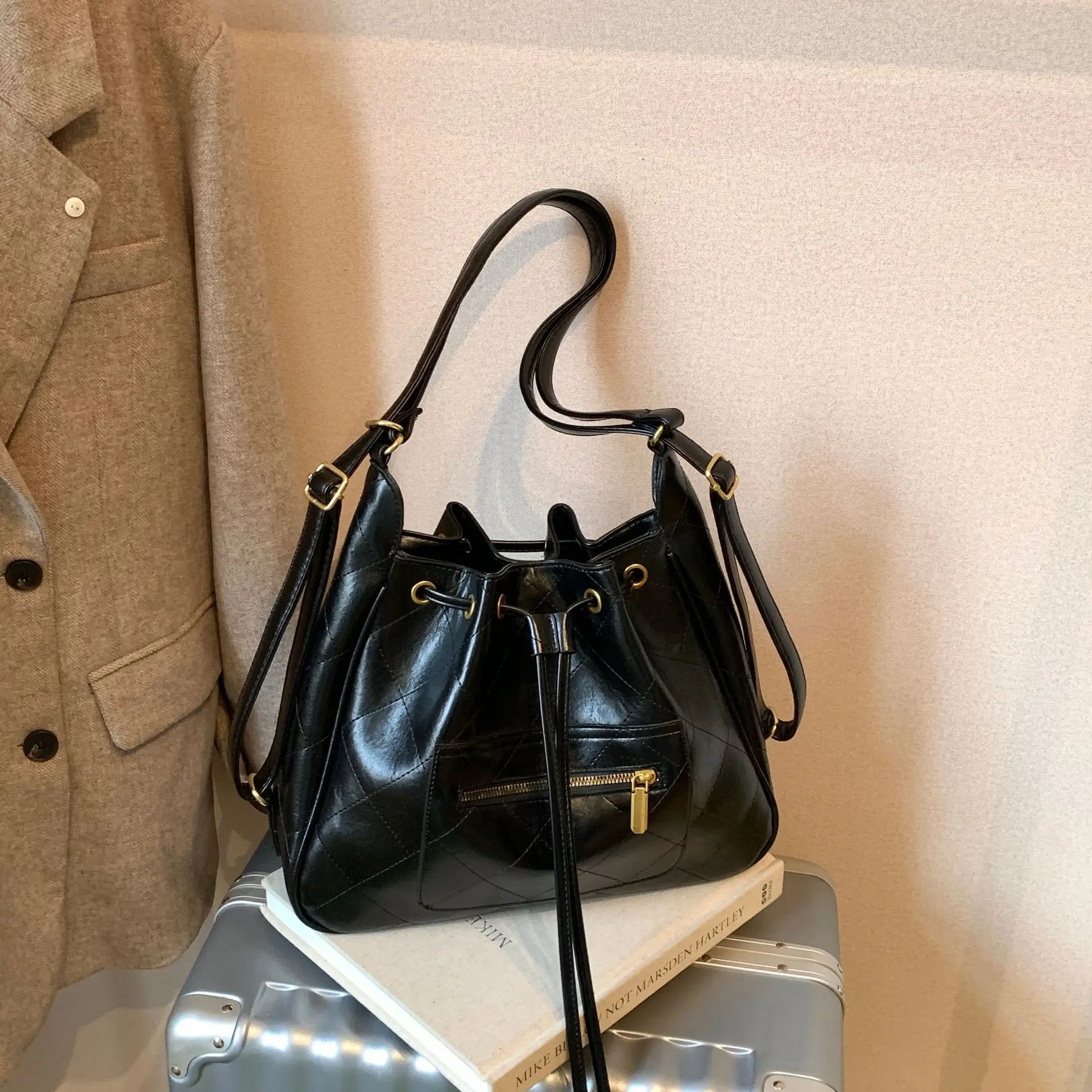 Винтажная женская сумка-ведро большой вместимости 2025 года, многосторонняя сумка через плечо из натуральной кожи, рабочая сумка в стиле ретро
Винтажная женская сумка-ведро большой вместимости 2025 года, многосторонняя сумка через плечо из натуральной кожи, рабочая сумка в стиле ретро