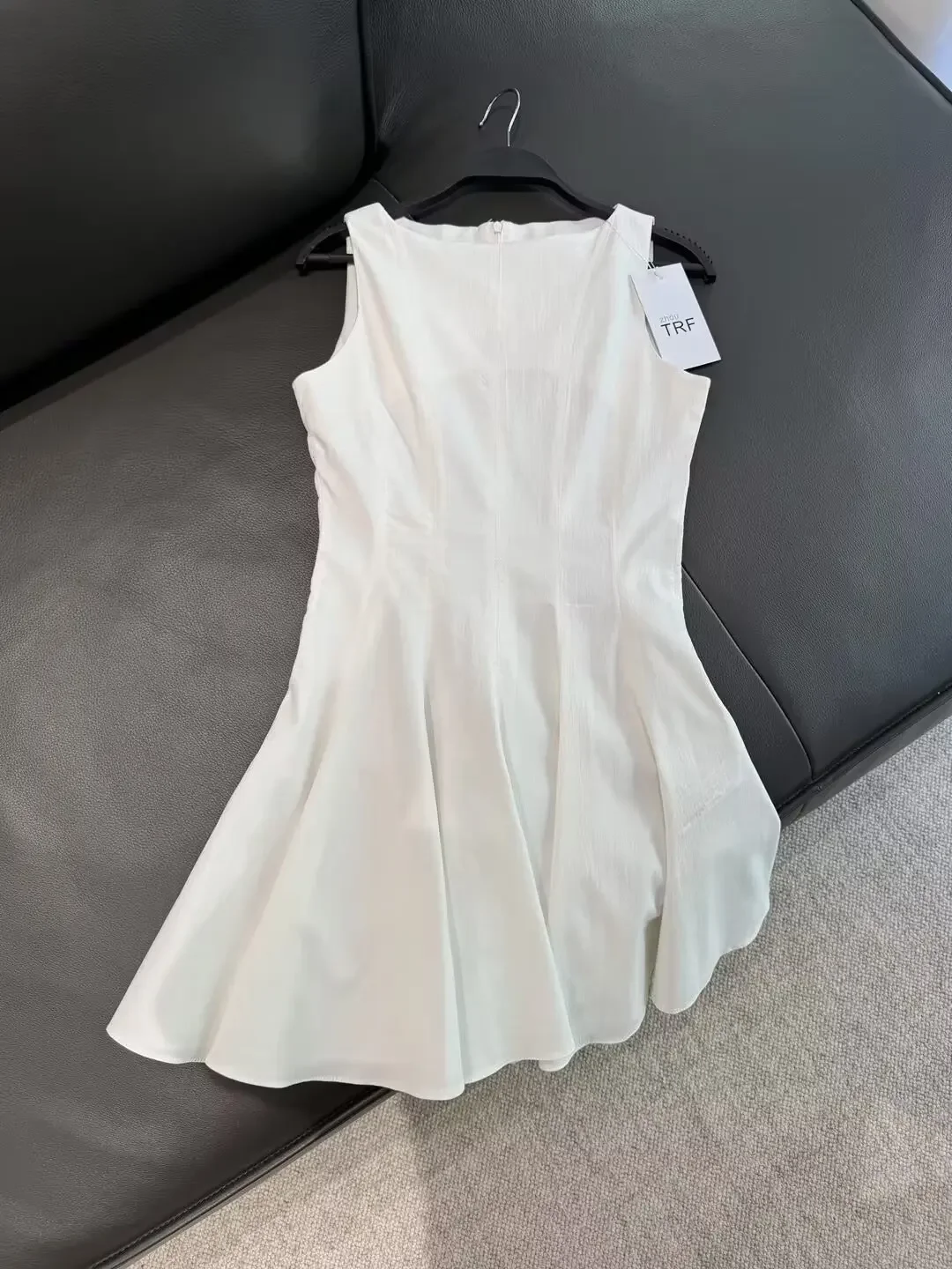 Women's 2024 Chic Fashion Wide Swing Design Slim Fit Round Neck Sleeveless Mini Dress Retro Back Zipper Women's Dress Z0150
Women's 2024 Chic Fashion Wide Swing Design Slim Fit Round Neck Sleeveless Mini Dress Retro Back Zipper Women's Dress Z0150