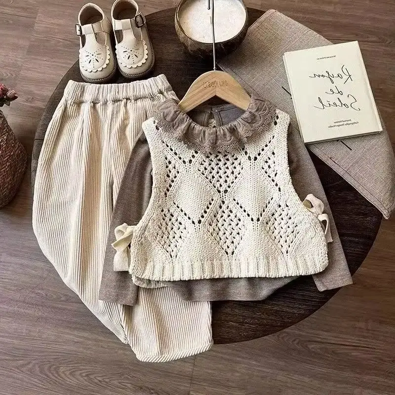 Girls' Retro Knitted Vest Set Autumn Fashionable 3-Piece Outfit with Loose Pants Undercover Baby Clothing
Girls' Retro Knitted Vest Set Autumn Fashionable 3-Piece Outfit with Loose Pants Undercover Baby Clothing