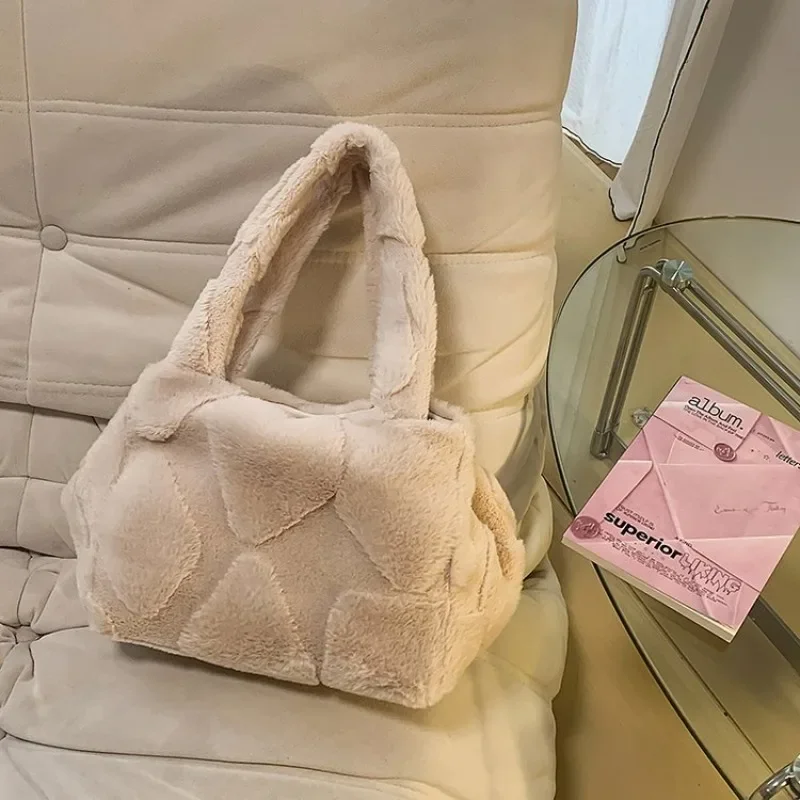 Vintage Fashionable Leather Diaper Bag Minimalist Letter Logo Crossbody Bag Large Capacity For Women Casual Commuter
Vintage Fashionable Leather Diaper Bag Minimalist Letter Logo Crossbody Bag Large Capacity For Women Casual Commuter