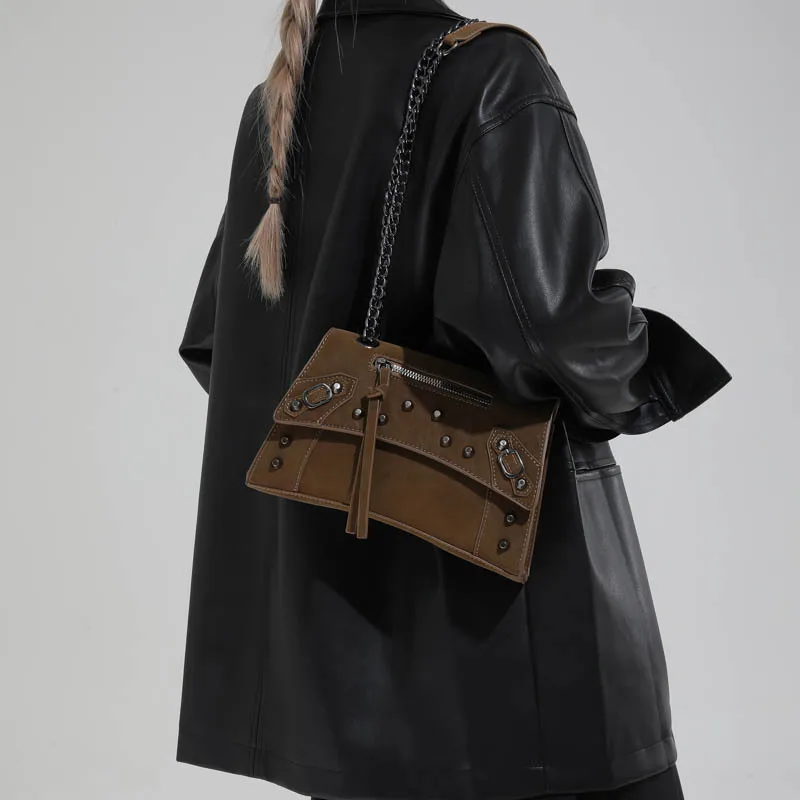 Новая модная универсальная сумка-кроссбоди 2026 года с цепочкой и заклепками, в стиле Spice Girl, для повседневного использования
Новая модная универсальная сумка-кроссбоди 2026 года с цепочкой и заклепками, в стиле Spice Girl, для повседневного использования