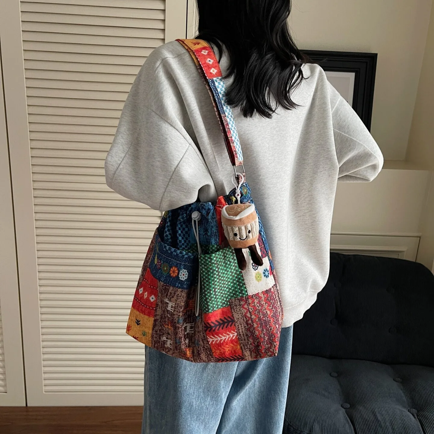 Niche original retro contrasting ethnic style 2026 spring and summer new denim bag, single shoulder crossbody sail bag
Niche original retro contrasting ethnic style 2026 spring and summer new denim bag, single shoulder crossbody sail bag