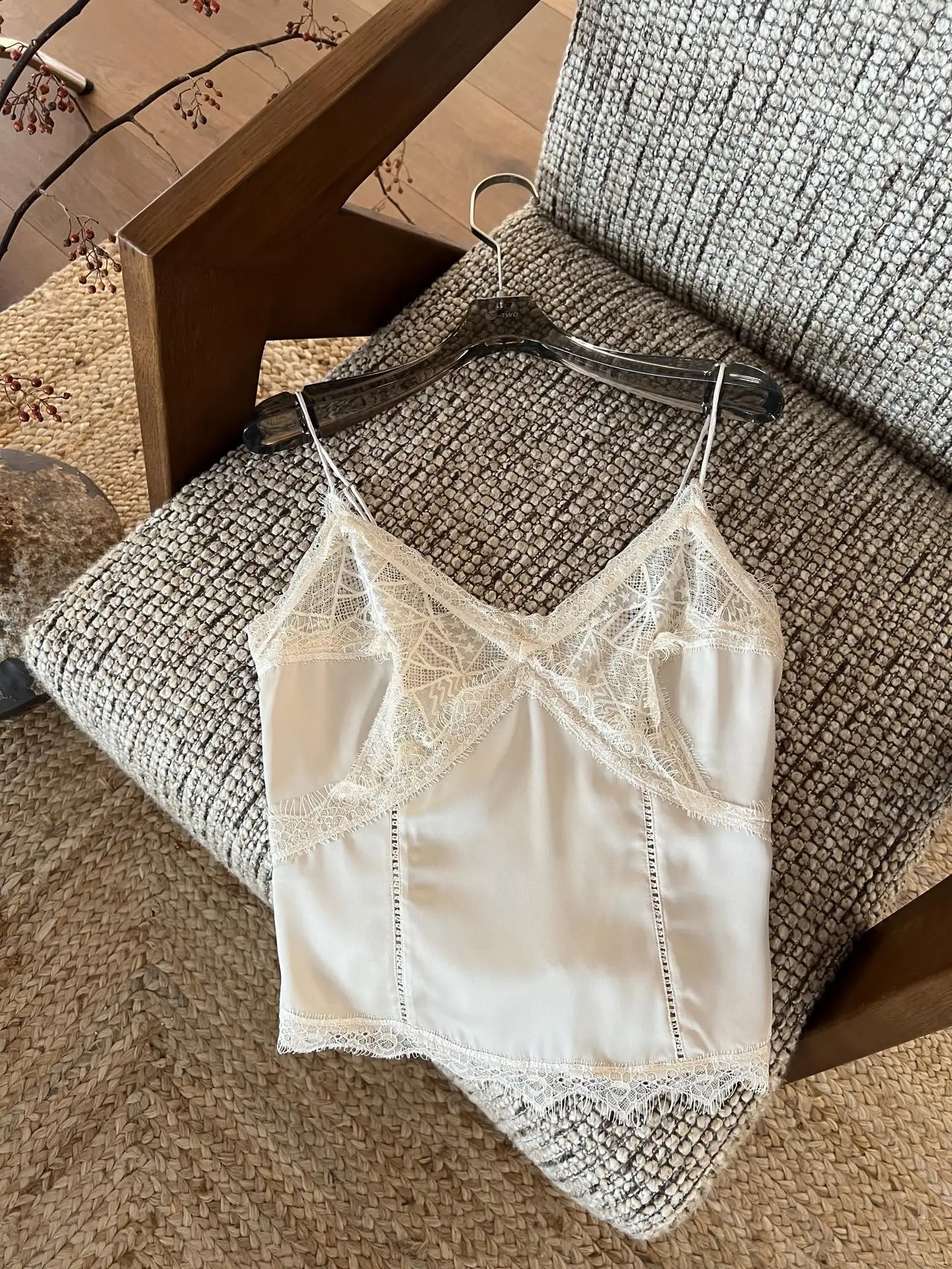Elegant Lace Splice V-neck Strap Vest Women's Slim Fit Base Layer Top Fashionable Inner Wear Short Length Color
Elegant Lace Splice V-neck Strap Vest Women's Slim Fit Base Layer Top Fashionable Inner Wear Short Length Color