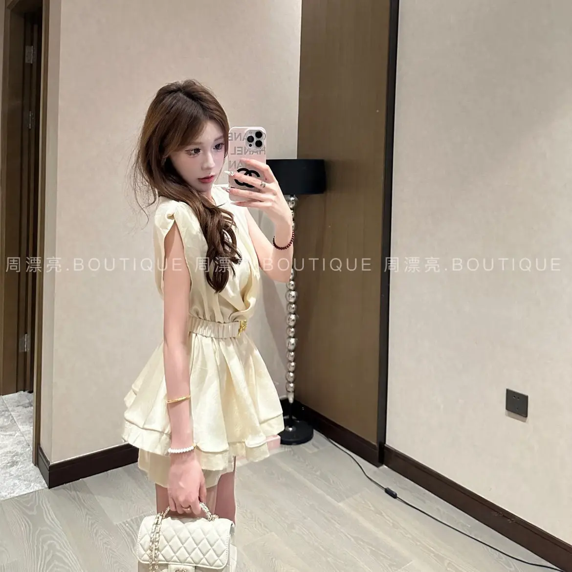 French Elegant Summer New Women Two Piece Sets Temperament V-neck Sleeveless Slim Waist Tops + Short Fashion Female Outfits
French Elegant Summer New Women Two Piece Sets Temperament V-neck Sleeveless Slim Waist Tops + Short Fashion Female Outfits