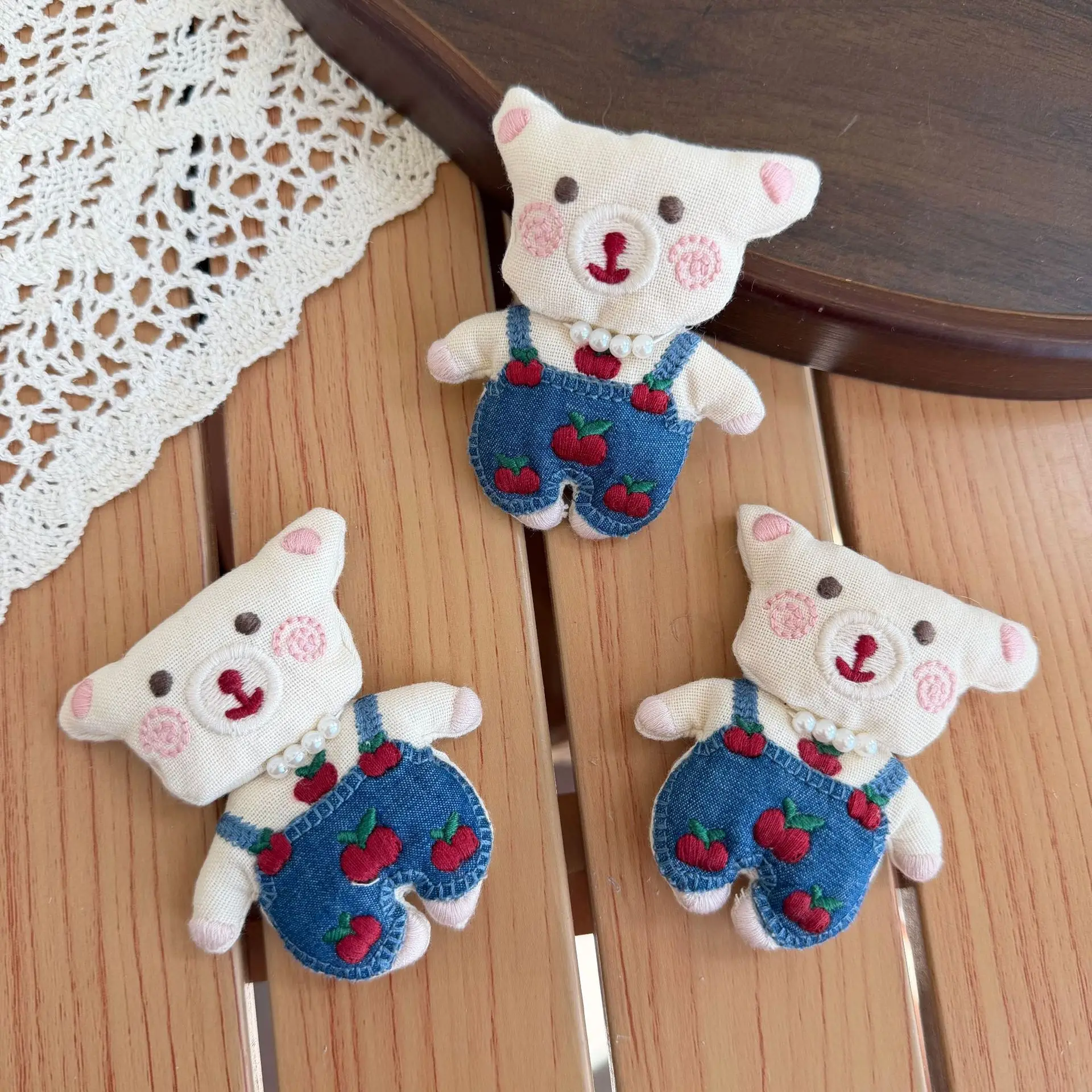 Cartoon Apple Bear Plush Brooch Pendant Versatile Headwear DIY Accessory for Denim Overall Stuffed Bear Cute Gift
Cartoon Apple Bear Plush Brooch Pendant Versatile Headwear DIY Accessory for Denim Overall Stuffed Bear Cute Gift