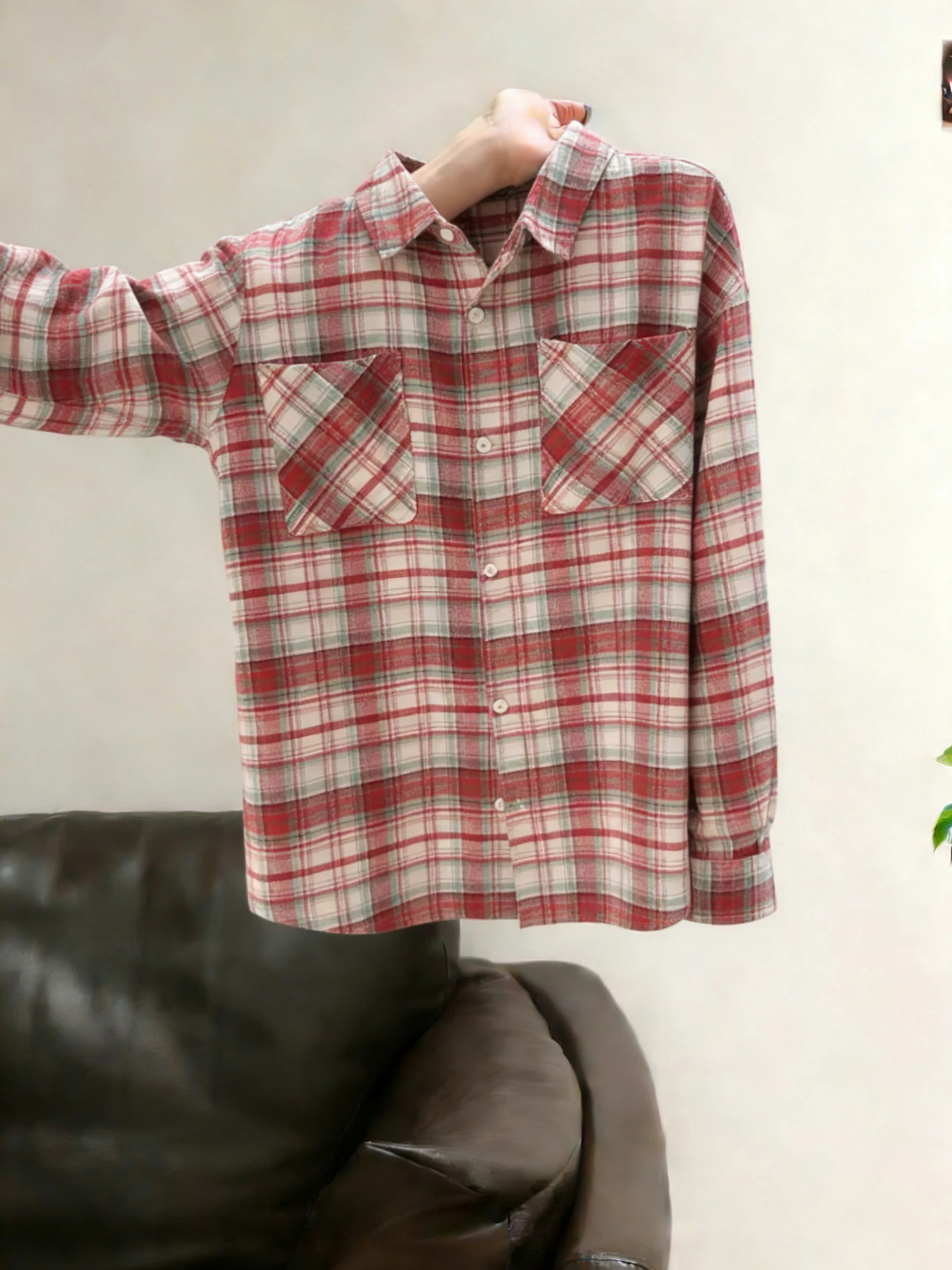 Винтажная женская рубашка с отложным воротником в корейском стиле, весна-осень, свободного кроя, для многослойных образов, модная, с длинным рукавом, трендовая.
Винтажная женская рубашка с отложным воротником в корейском стиле, весна-осень, свободного кроя, для многослойных образов, модная, с длинным рукавом, трендовая.