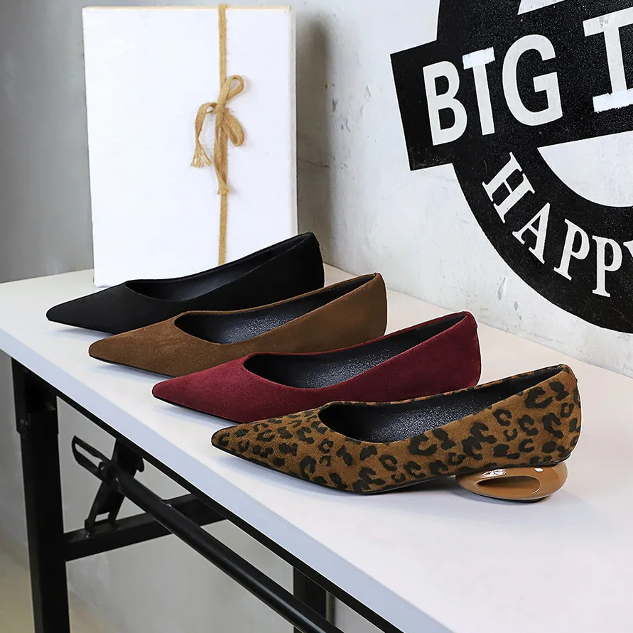 Retro pointed-toe leopard-print suede pumps Women's low-heel open-toe lace-up shoes
Retro pointed-toe leopard-print suede pumps Women's low-heel open-toe lace-up shoes