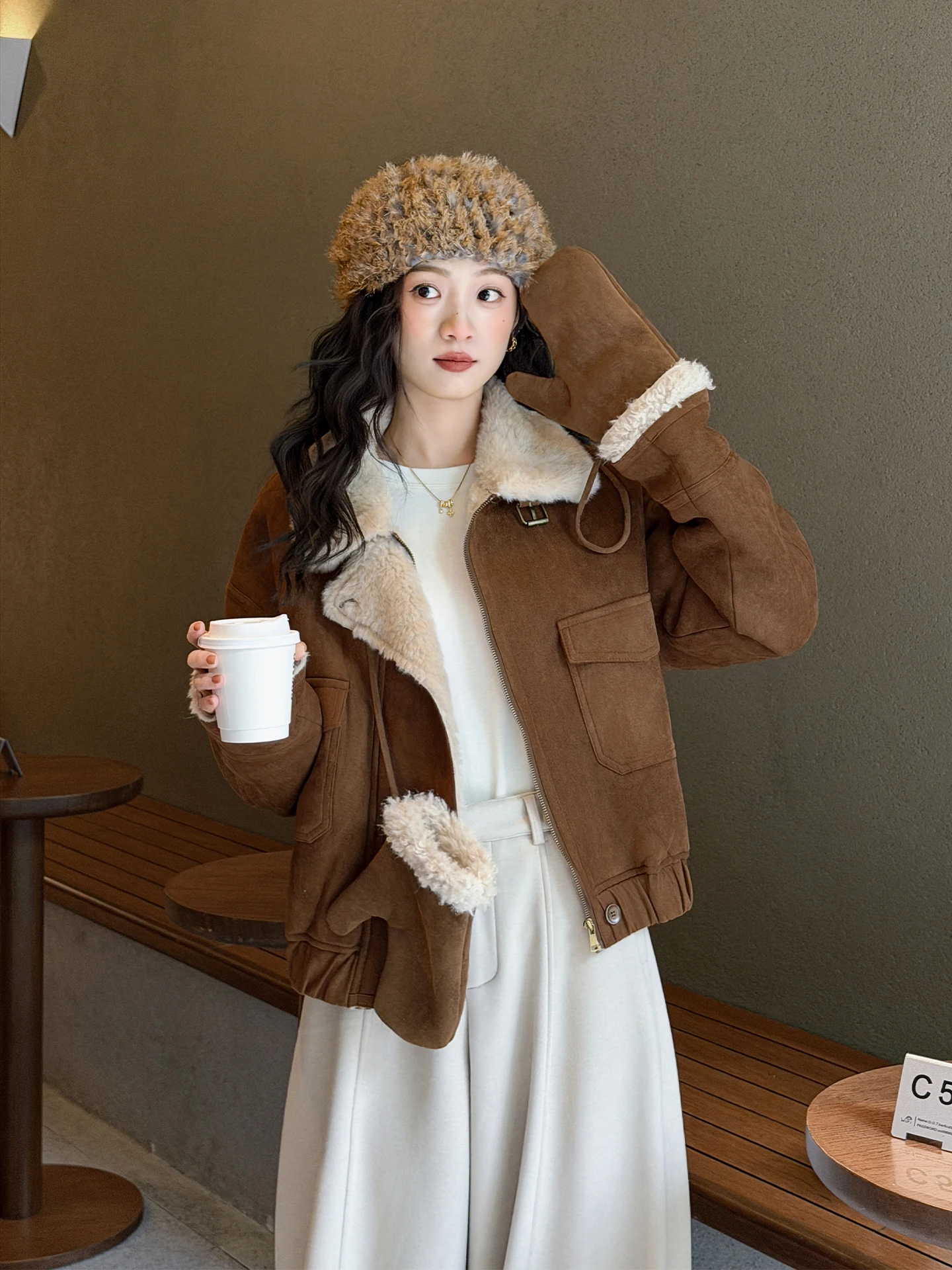 Зимняя модная ретро-куртка-парка на молнии из замши, цвета карамель, с меховой отделкой, воротником-стойкой, свободного кроя, женская куртка
Зимняя модная ретро-куртка-парка на молнии из замши, цвета карамель, с меховой отделкой, воротником-стойкой, свободного кроя, женская куртка