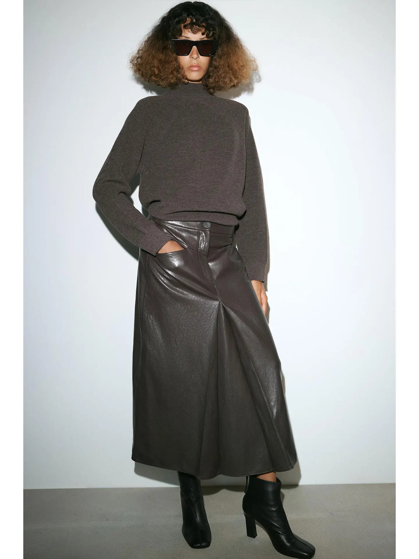 Spring 2026 Casual American Style Low Waist Faux Leather Pleated Half Skirt Elegant High-End Feeling A-Line Loose Fit Ladies ...
Spring 2026 Casual American Style Low Waist Faux Leather Pleated Half Skirt Elegant High-End Feeling A-Line Loose Fit Ladies ...