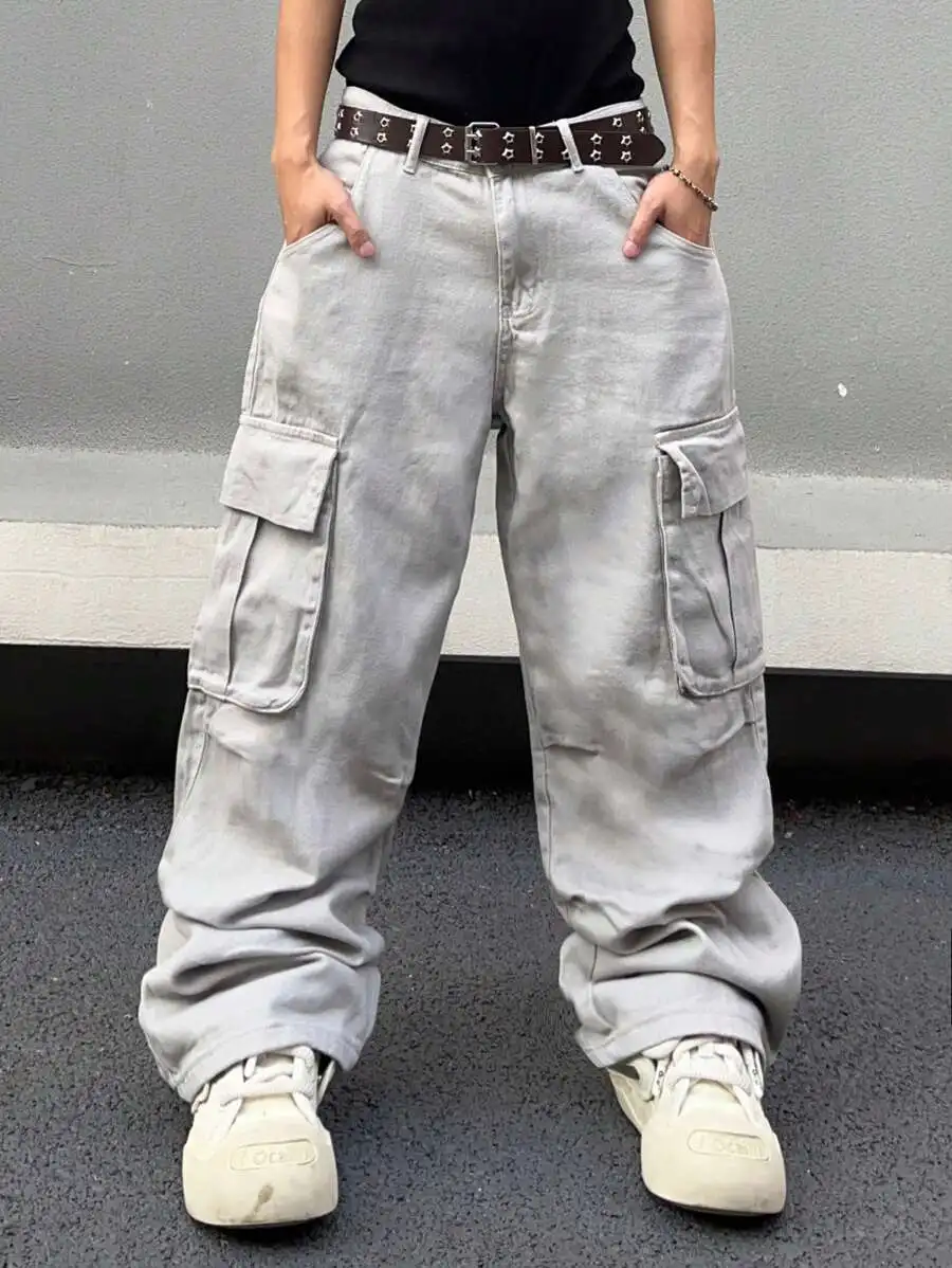 Серые джинсы-карго свободного кроя с накладными карманами и боковыми вставками
Серые джинсы-карго свободного кроя с накладными карманами и боковыми вставками