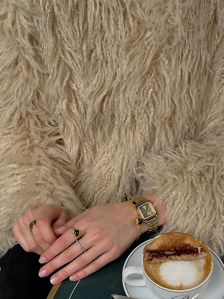 Женские пушистые куртки с эффектом искусственного меха, новые пальто большого размера, зимняя верхняя одежда с нечеткой текстурой, шикарная теплая женская повседневная верхняя одежда
Женские пушистые куртки с эффектом искусственного меха, новые пальто большого размера, зимняя верхняя одежда с нечеткой текстурой, шикарная теплая женская повседневная верхняя одежда