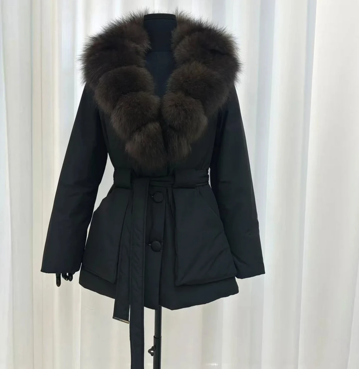 Winter Fashion Women's Down Jacket Fox Fur Commuter Strap Jacket
Winter Fashion Women's Down Jacket Fox Fur Commuter Strap Jacket