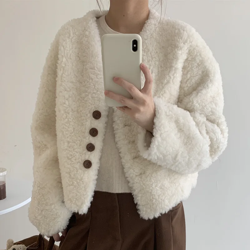 Thick Stylish Luxury Lamb Plush Coat Single Breasted Women’s V-neck Short Faux Fur Jackets Loose White Furry Jackets Fluffy Warm
Thick Stylish Luxury Lamb Plush Coat Single Breasted Women’s V-neck Short Faux Fur Jackets Loose White Furry Jackets Fluffy Warm