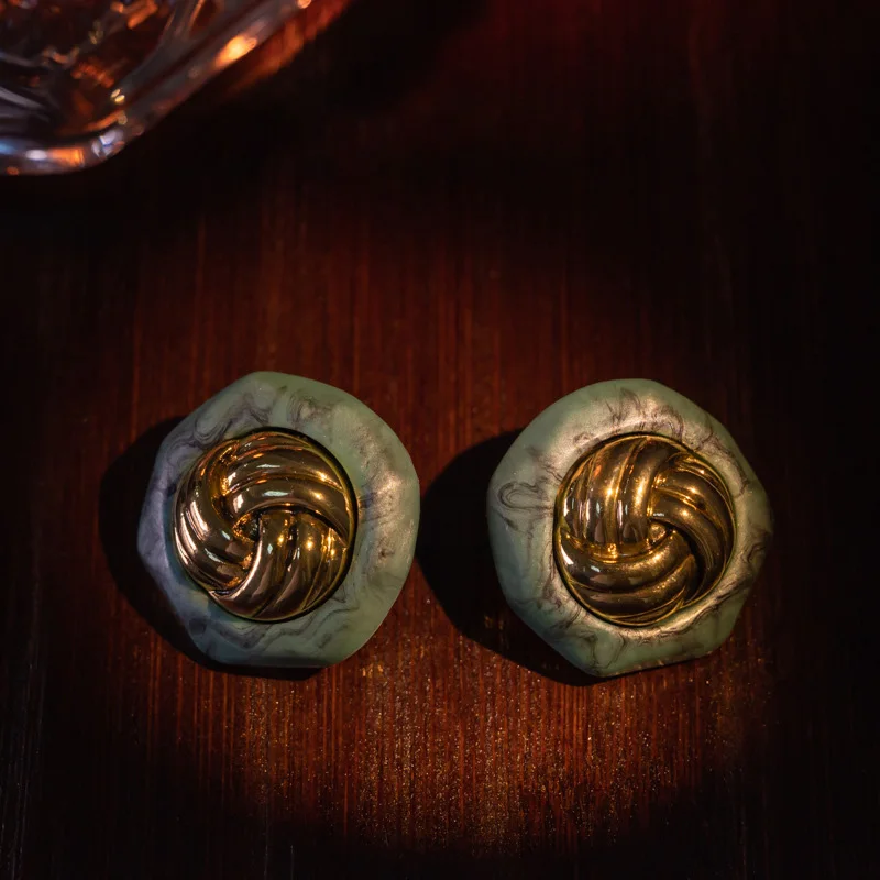 Medieval retro Triffarian green carved court style earrings stud earrings for women jewlry whosale
Medieval retro Triffarian green carved court style earrings stud earrings for women jewlry whosale