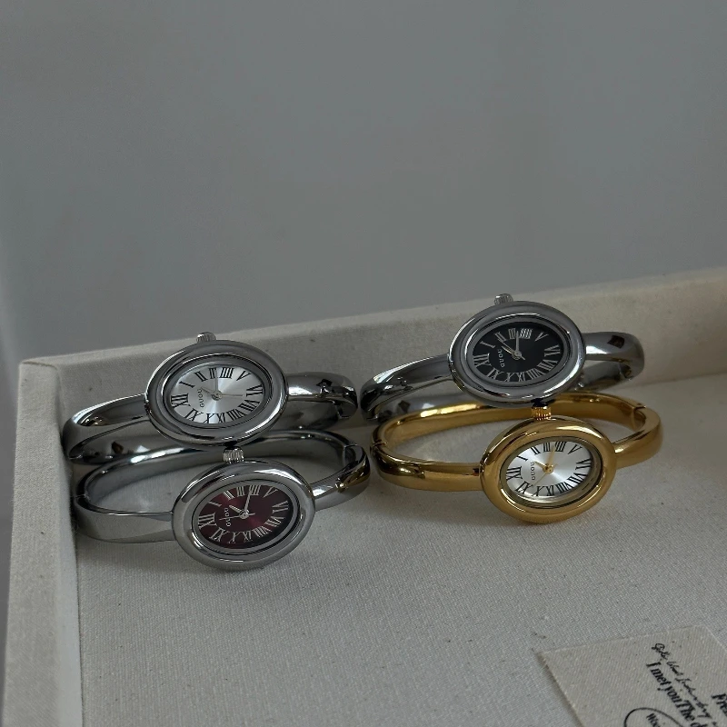 Golden oval bathtub bracelet watch for women 2025 new model luxurious and trendy women's high-end watch, birthday gift for women
Golden oval bathtub bracelet watch for women 2025 new model luxurious and trendy women's high-end watch, birthday gift for women