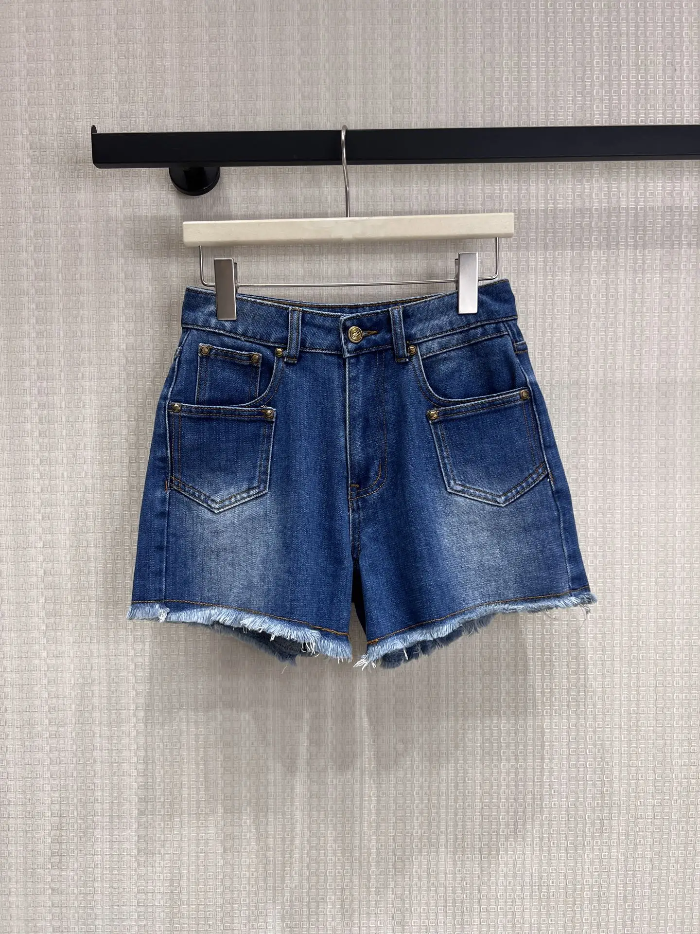 High Waist Slimming Casual Denim Shorts for Women Fashionable Trendy Ageless High Quality Zipper Style Summer Loose Fit Jeans
High Waist Slimming Casual Denim Shorts for Women Fashionable Trendy Ageless High Quality Zipper Style Summer Loose Fit Jeans